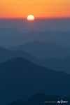 Закат в горах Хуаншань, Китай Закат в горах Хуаншань, Китай