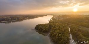 Я люблю Пакш - лес в форме сердца в золотом потоке заходящего солнца Я люблю Пакш - лес в форме сердца в золотом потоке заходящего солнца